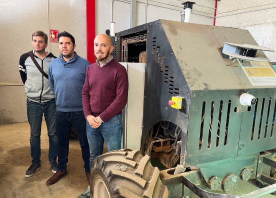 El equipo investigador junto al tractor autónomo.